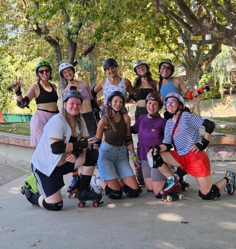 Cours collectif de Roller au skatepark de Mandelieu la Napoule avec Léa Valers et Marion Malavielle